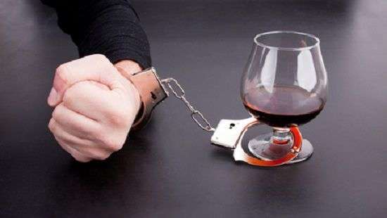 Психологи назвали первые признаки алкоголизма