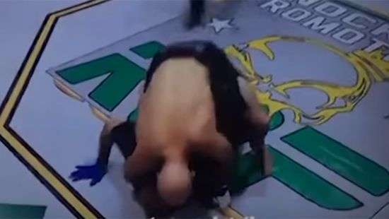 Нокаутированный боец ММА хотел задушить рефери (ВИДЕО)