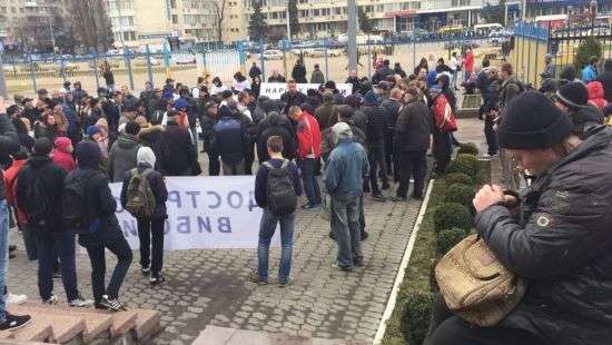 Более 1000 человек блокируют ЦИК и требуют досрочных президентских и парламентских выборов