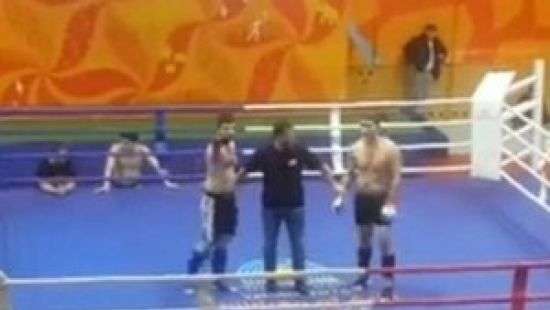 В России боец ММА показал средний палец зрителям (ВИДЕО)