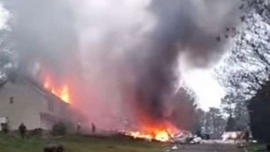 В США самолет врезался в жилой дом