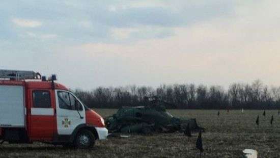 Появилось видео крушения военного вертолета на Донбассе