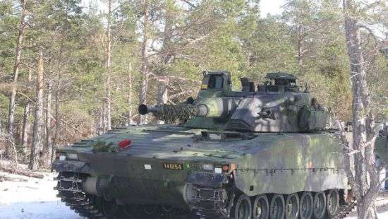 В Швеции на учениях под лед провалился танк