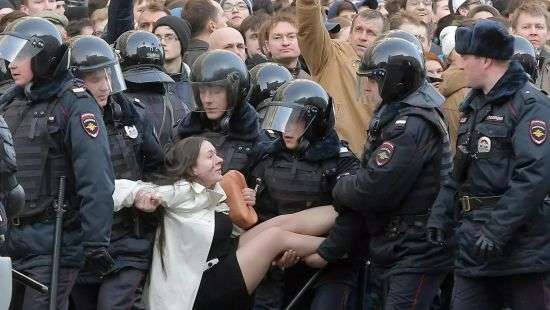Митинги против коррупции в России отметились рекордными задержаниями