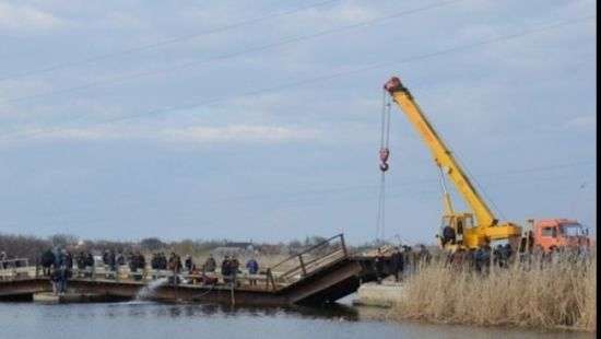 В Николаевской области мост утонул из-за изношенного понтона
