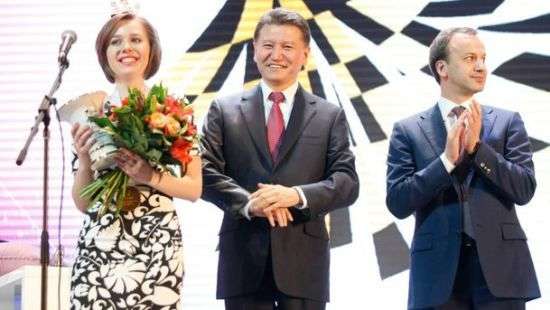 Глава ФИДЕ идет в отставку и обвиняет в этом США