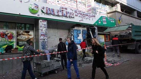 Активисты снесли кирпичную стену, которой замуровали «Сбербанк России»