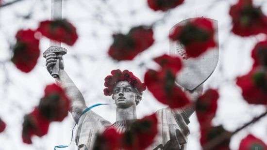 Порошенко поручил достойно отметить 8 и 9 мая