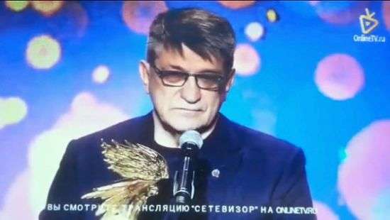 Режиссер Сокуров ослушался маму и произнес антипутинскую речь