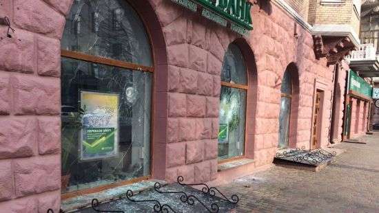 В Луцке разбили окна в отделениях «Сбербанка» и «Альфа-банка»