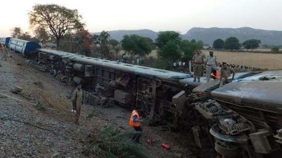 В Индии поезд сошел с рельсов, пострадали 25 человек (фото/видео)