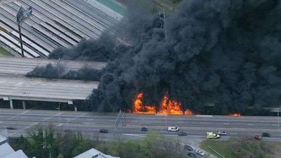 В США пожар на автомагистрали обрушил эстакаду