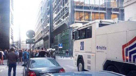 В Брюсселе у посольства Турции турки подрались с курдами