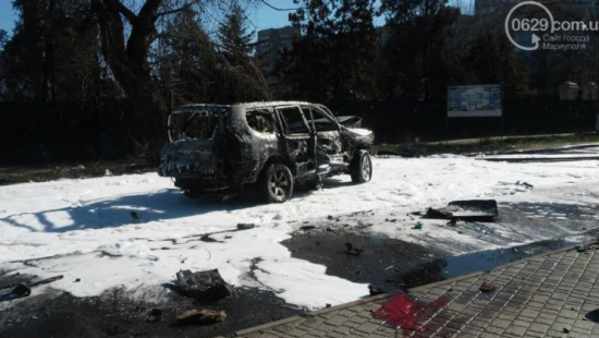Появилось видео взорванного в Мариуполе джипа