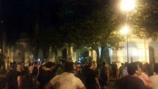 В Парагвае протестующие взяли штурмом парламент и подожгли его (фото/видео)