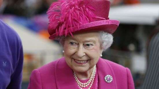 Королева Великобритании ищет взбивателя подушек (фото)