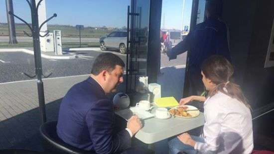 Гройсман пообедал на заправке (фото)