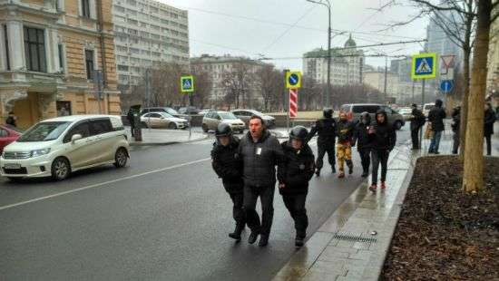 В Москве задерживают участников протестных гуляний (фото)