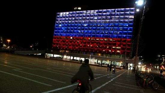 Мэрия Тель-Авива в знак солидарности окрасилась в цвета российского флага