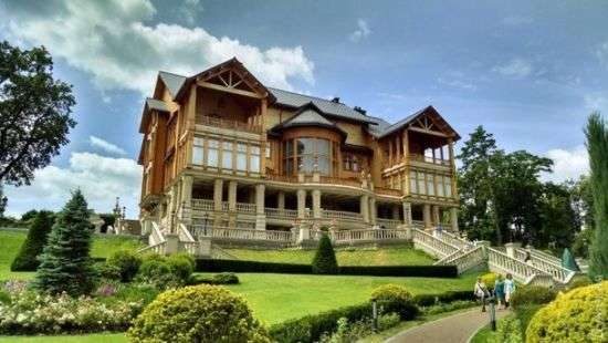 Суд арестовал бытовое имущество Януковича в Межигорье