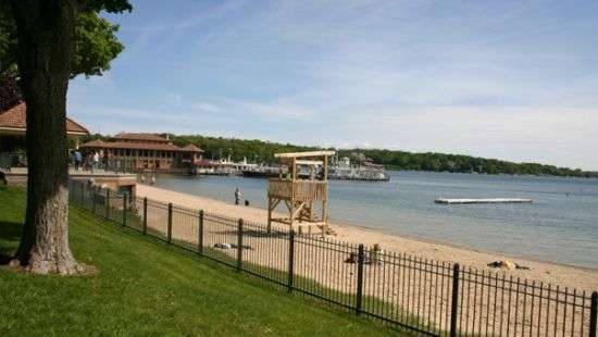 Власти Женевы разрешили дамам купаться на пляже топлес