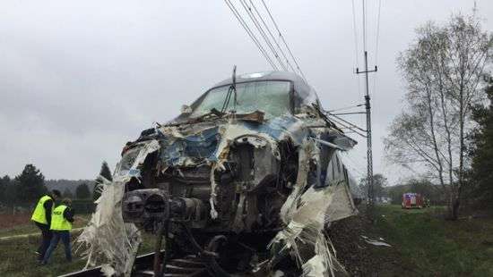 В Польше пассажирский поезд врезался в тягач, много пострадавших (фото)