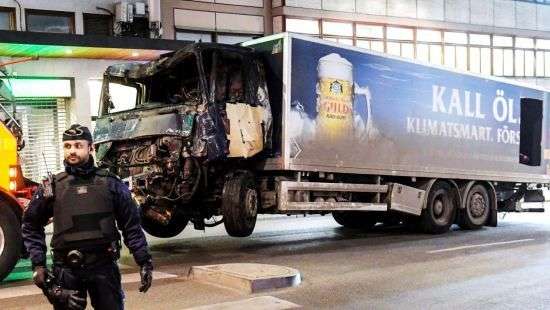 В стокгольмском грузовике бомбу нашли через несколько часов после таракта