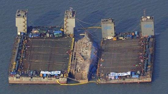 Затонувший три года назад паром с школьниками транспортируют на сушу