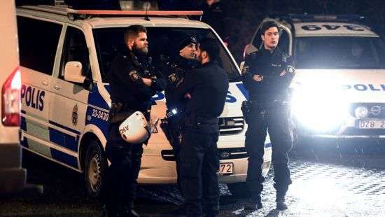 В Швеции люди в масках закидали полицию камнями и коктейлями Молотова