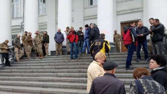 В Полтаве активисты заблокировали входы в мэрию (фото/видео)