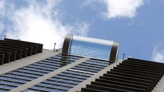 Опубликовано завораживающее видео из бассейна с прозрачным дном на 42-м этаже небоскреба