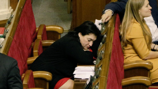 Нардепов хотят заставить просыпаться на час раньше