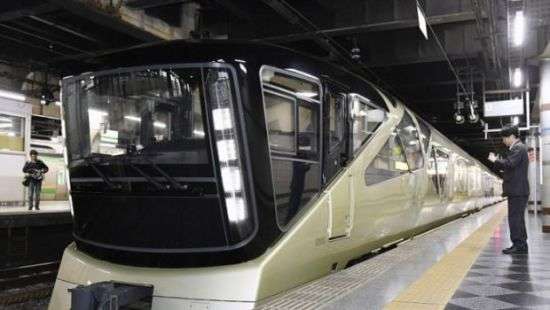 Японцы презентовали круизный поезд с каминами, роялем и ванными (фото)