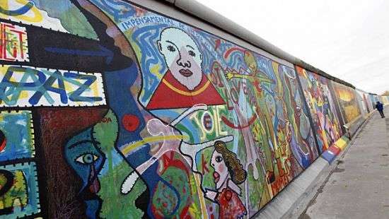 Берлинскую стену обнесут забором, чтобы туристы не растащили ее по кусочкам