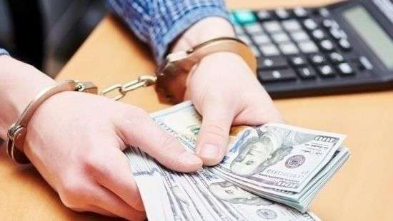 Глава ФГИ Киевской области и его зам попались на взятке (фото)