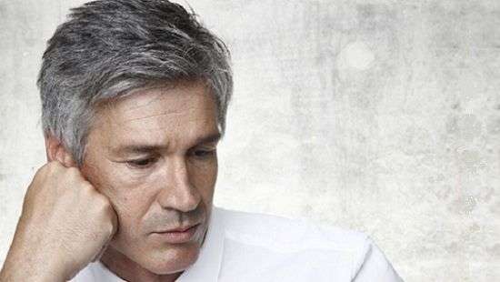 О какой болезни может говорить седина  у мужчин, рассказали специалисты