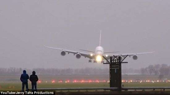 Экстремальная посадка самолетов в аэропорту Амстердама попала на видео