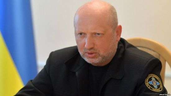 Турчинов попросил бойцов ВСУ, продвигаясь по Донбассу, не проскочить границу