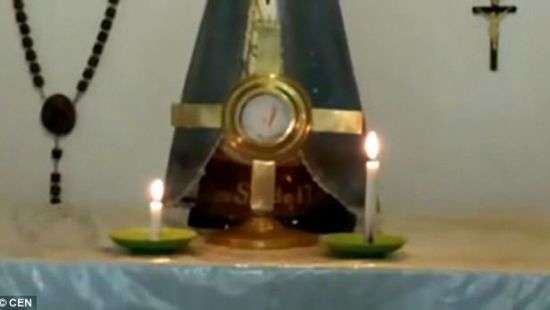 В Аргентине начал «кровоточить» освященный кусок хлеба (видео)