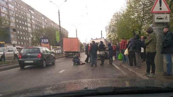 Во Львове скорая помощь приехала спасать подростка и переехала ему ногу