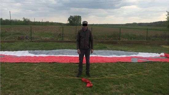 В Украину ветром занесло парашютиста из Венгрии