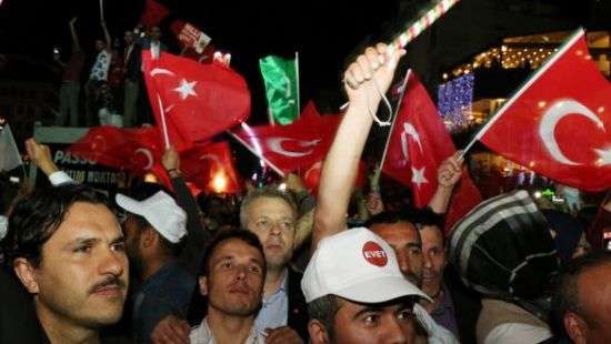 Тысячи граждан вышли на улицы Стамбула протестуя против изменения конституции Турции
