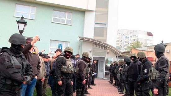 Неизвестные с оружием захватили здание «Черкассыоблэнерго» (фото/видео)