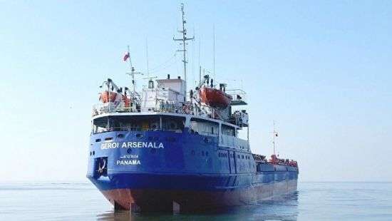 С затонувшего в Черном море судна спасли троих моряков