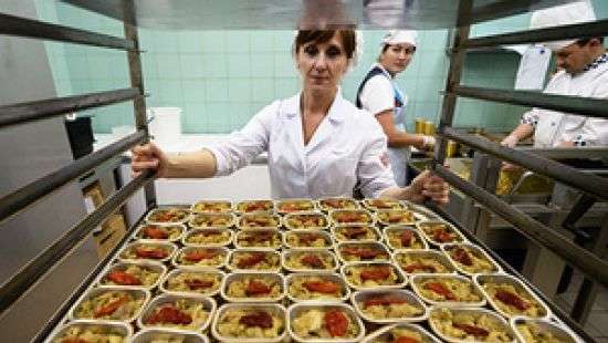 Уличное застолье в Испании собрало почти 12 тысяч человек