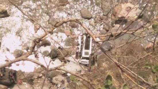 В Индии с высоты 200 метров упал автобус, погибли 44 человека (видео)