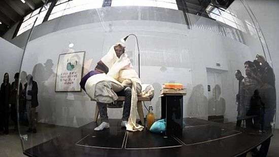 Французский художник-наседка высидел первого цыпленка