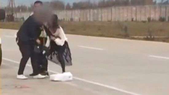 В Китае вылет самолета задержали из-за драки супругов на взлетной полосе