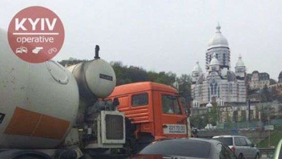 На мосту Патона в Киеве бетономешалка врезалась в Maseratti (фото)