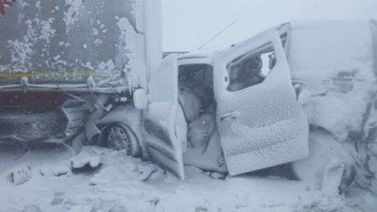 В Словакии снегопад стал причиной столкновения 40 авто, есть пострадавшие (фото)
